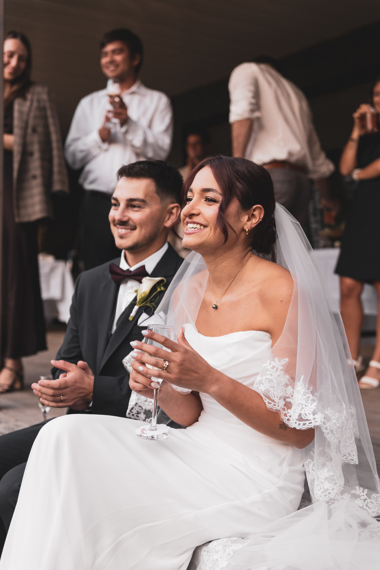 Mariage de Derya et Benjamin — les mariés assis pendant les discours